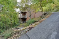 Charming 4-bedroom chateau with WiFi, fitness room in lovely Dillard.