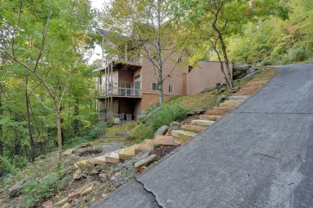 Charming 4-bedroom chateau with WiFi, fitness room in lovely Dillard.