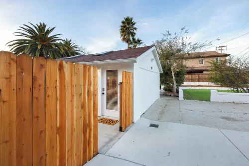 Private Guesthouse in Thousand Oaks close to shops & eats!