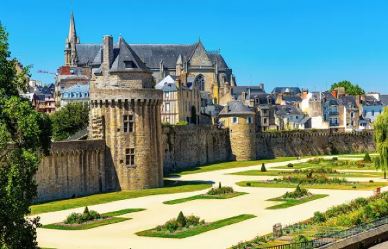 Charming studio with terrace in the heart of Vannes, 5 minutes from the port