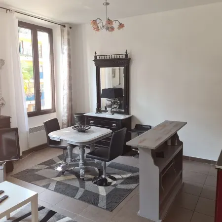 2 rooms in the town center, equipped, tourist port, beaches, shops, private car parks.
