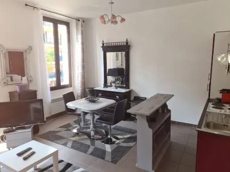 2 rooms in the town center, equipped, tourist port, beaches, shops, private car parks.