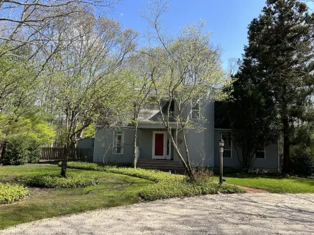 Sagaponack home with fenced-in Pool.  Ideal for young kids. Отели рядом с достопримечательностью «Sag Harbor Historical Museum: The Annie Cooper Boyd House»