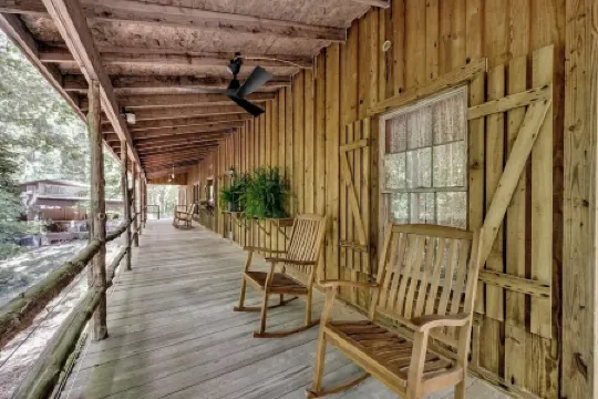 Church Farm cabin is a cozy cabin for an unforgettable stay in central Alabama