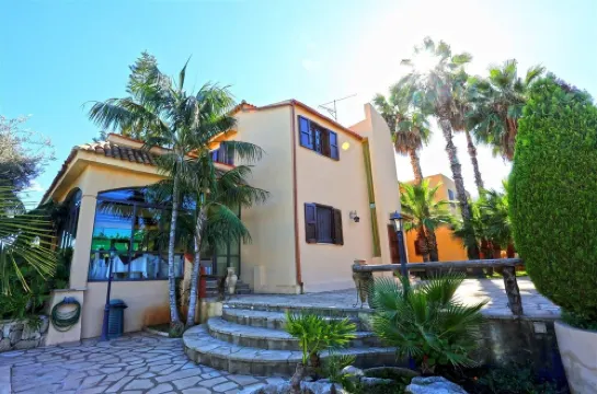 IMMERSED IN THE GREEN BETWEEN SEA AND MOUNTAINS