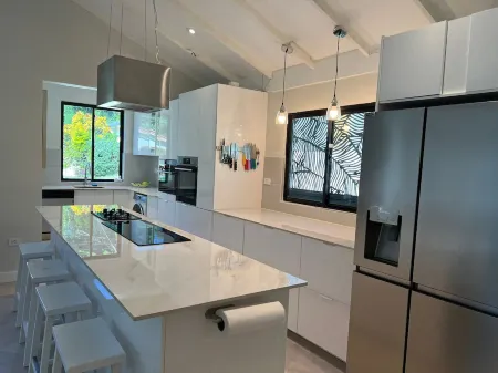 Charming 2-bedroom house in lovely Orange Bay Negril  with WiFi, AC Отели рядом с достопримечательностью «Буби Кей»