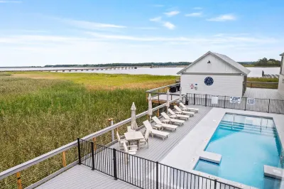 Waterfront Marina and Cozy Pool - Luxurious Coastal Retreat Hotel in zona Gullah Museum