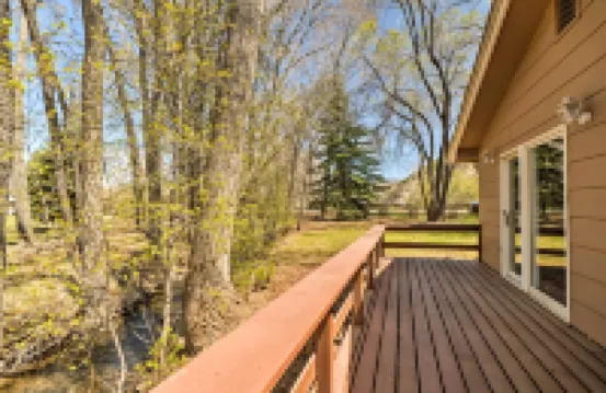 寬敞的曼科斯家住，帶傢俱甲板和院子！