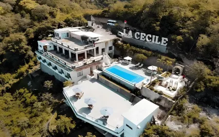 La Cecile Hotel & Cafe Komodo Отели в г. Лабуан Баджо