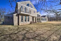 Grand Tulsa Getaway with Private Pond, Dock and Deck - بيت ضيافة