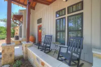 메인 스트리트에서 몇 걸음 떨어진 시크 컴포트!