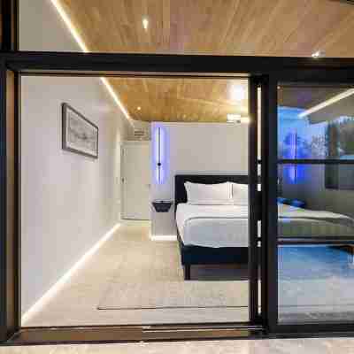 4Br Modern Smart Home - Walk to Old Town w/ Heated Plunge Pool & Fire Features Rooms