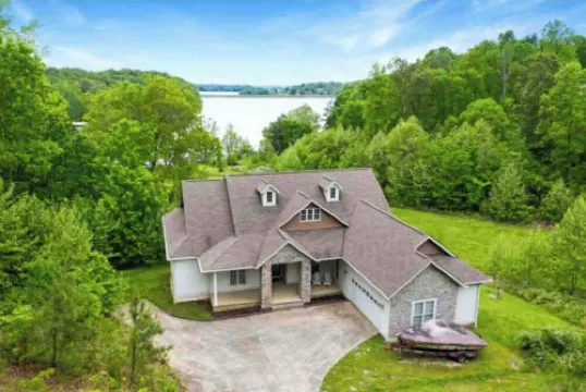 Relaxing & spacious waterfront home on Barkley Lake with 5 Bedrooms and 4 Baths