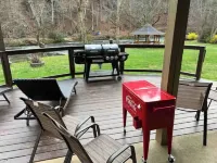 Cheerful 3 bedroom relaxing riverfront cabin with outdoor jacuzzi and Tv