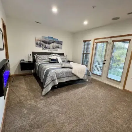 Spacious Eden Retreat – Modern Comfort, Scenic Views & Room for 11