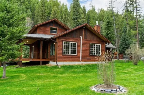 Whitefish Outpost Cozy Cabin. 3 miles from town!