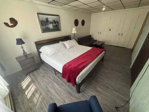 Cozy 2-bedroom apartment in enjoyable Elkader with AC, WiFi, view of downtown Отели в г. Элкадер