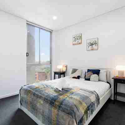 Bright & Airy 2BR Steps to Station & Westfield Rooms