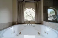 The Castle Rock Estate by AvantStay Steps From Arch Cape beach w Hot Tub Sauna Hotels in Arch Cape