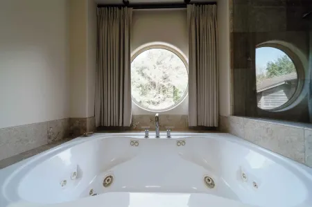 The Castle Rock Estate by AvantStay Steps from Arch Cape Beach w Hot Tub Sauna