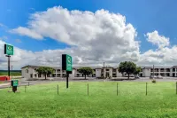 Quality Inn & Suites Junction - Pools