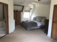 Victorian Old Coach House With Superking Master Bedroom suite and Tennis Court.