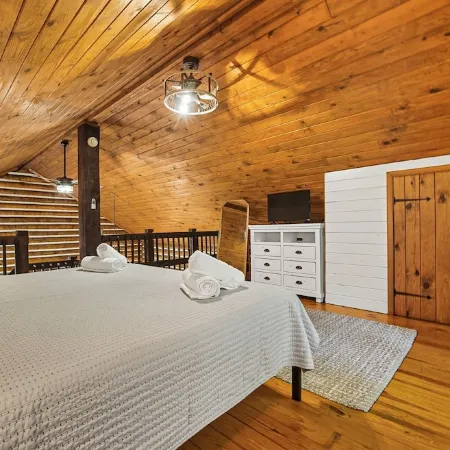 Hocking Hills Secluded Cabin • Hot Tub • Fireplace