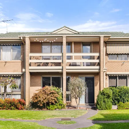 Family Friendly 3-Bed with Courtyard & Parking