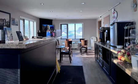 Super 8 by Wyndham Guelph Отели в г. Фергюс