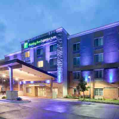 Holiday Inn Express & Suites MANHATTAN by IHG Hotel Exterior