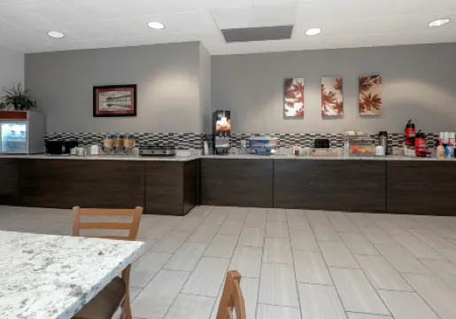 格爾夫波特-比洛克西機場紅屋頂飯店