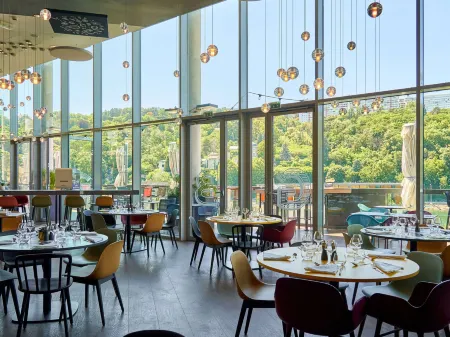 Novotel Lyon Centre Confluence Bord de Saone Отели рядом с достопримечательностью «Университет Люмьер Лион 2 - Кампус Берж дю Рона»