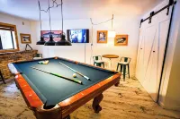 Beautiful Mountain Lake House in Kingswood Estates with Hot Tub and Pool Table