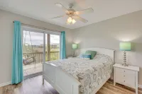 Walk to Surf City Beach: Ocean-View Home w/ Decks! - ビーチサイド