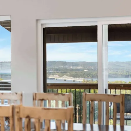 A Birds Eye Bridge View - 5 Bdr w/ Private Hot Tub