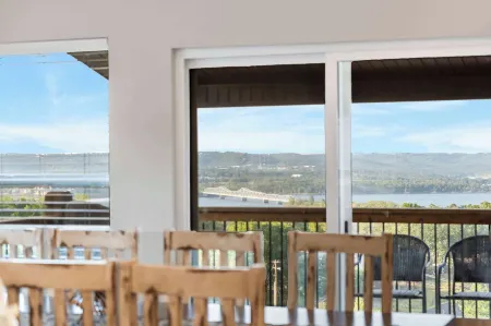 A Birds Eye Bridge View - 5 Bdr w/ Private Hot Tub