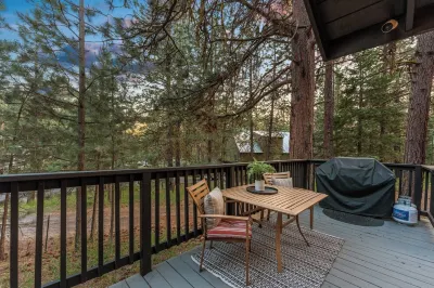 Alpine Nine - Modern, cozy cabin in the woods close to town 맥칼 공항 주변 호텔