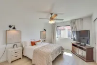 < 2 Mi to London Bridge: Chic Condo w/ Pool Access - 3-Star