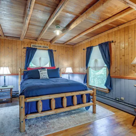Lakefront Log Cabin Retreat w/ Hot Tub + Kayaks!