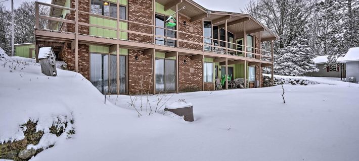 Rustic Crooked Lake Cottage w/ Views & Deck Hotels in Clare County
