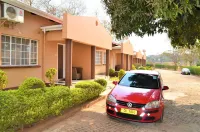 Riverside Hotel and Conference Centre - 駐車場