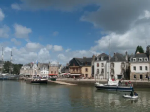 Exceptional view of the port of St-Goustan for this renovated 2-room apartmen Hotéis em Auray