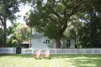 Pet Friendly- Fenced Yard - Walk to Las Olas - 4 Miles to the Beach!