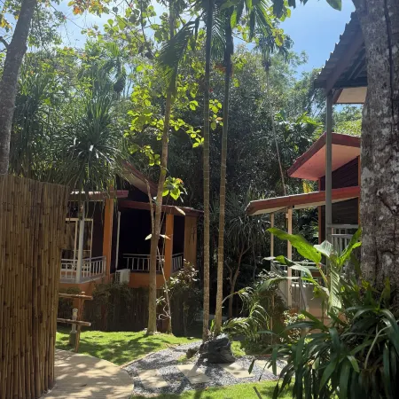 Echo Samadhi Retreat Отели рядом с достопримечательностью «Khao Mai Khew Cave»