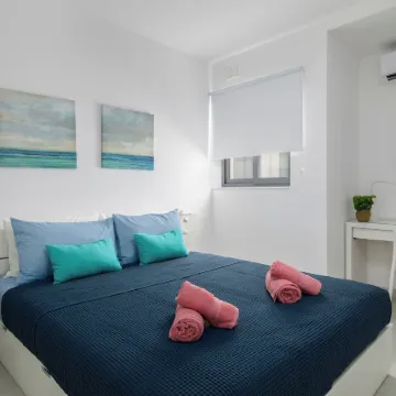 Cosy & Modern 1 BR APT - 2 mins from sea