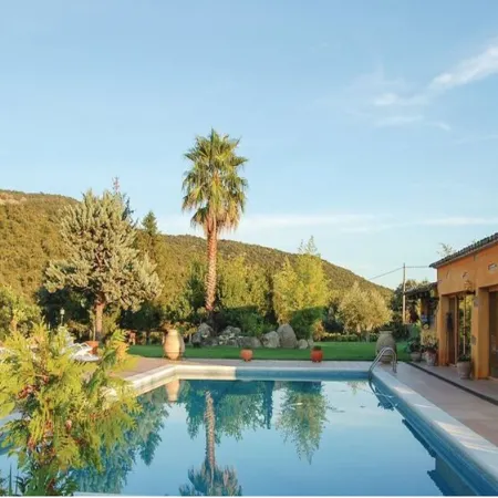 Pretty Villa with Sun Loungers