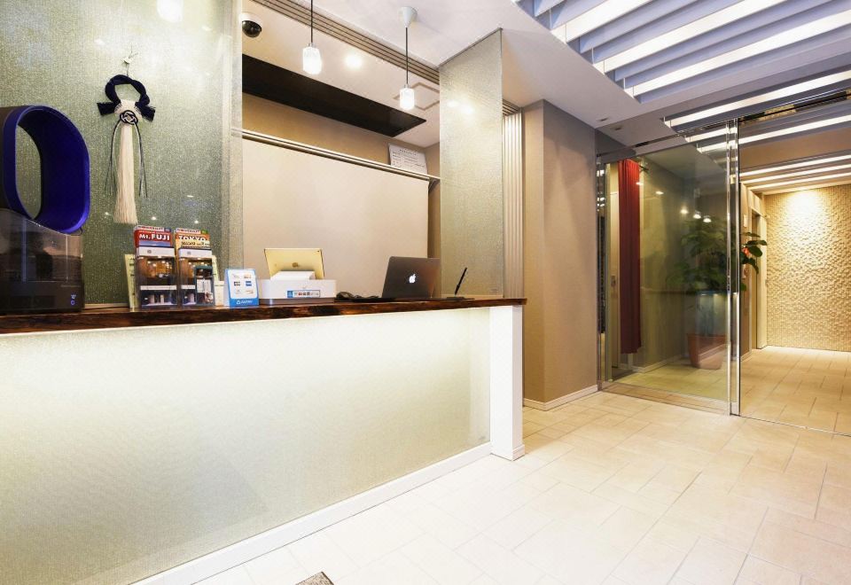 호텔 악사스 니혼바시 객실 내 주방 및 거실 공간