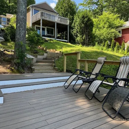 Half Moon Lake, Barnstead, NH vacation house on water front with firepit Отели в г. Барнстед