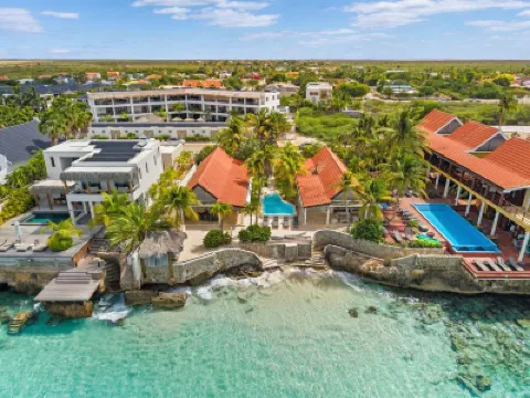 Oceanfront with private beach - 4 bedrooms, 4 bathrooms โรงแรมใน