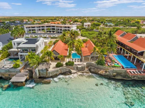 Oceanfront with private beach - 4 bedrooms, 4 bathrooms